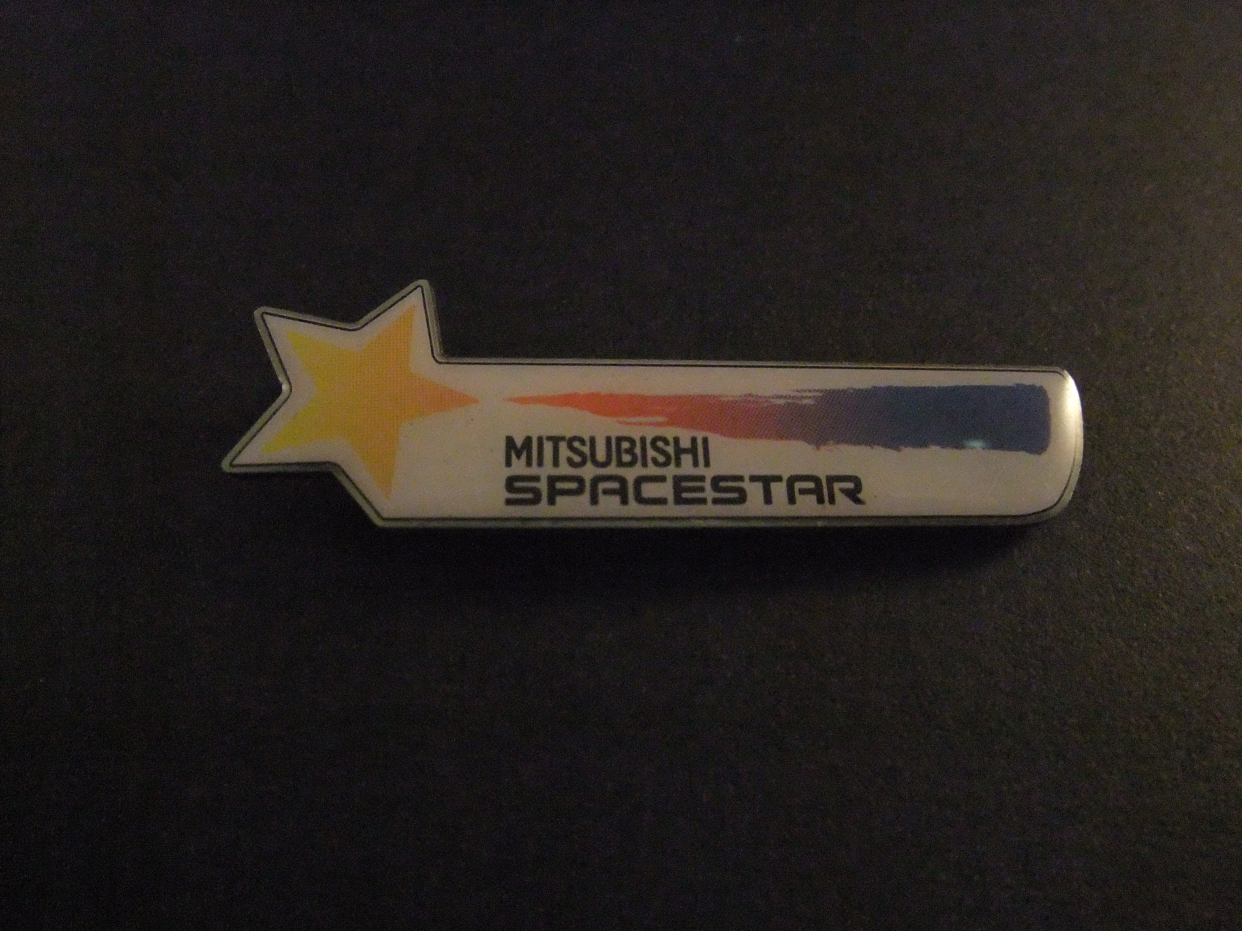 Mitsubishi Space Star, populaire MPV, logo